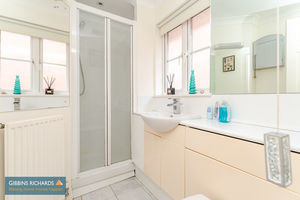 Ensuite - click for photo gallery